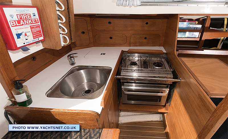 Cooker, sink and refrigerated icebox