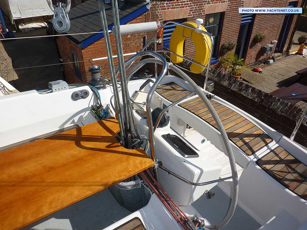 Cockpit table